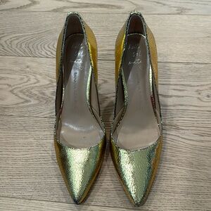 Gold heels size 8.5. Pointy toe